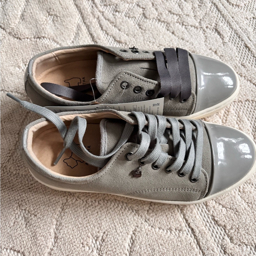 Gray leather sneaker
